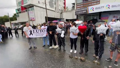 Homenagem aos estudantes mortes em creche de Blumenau
