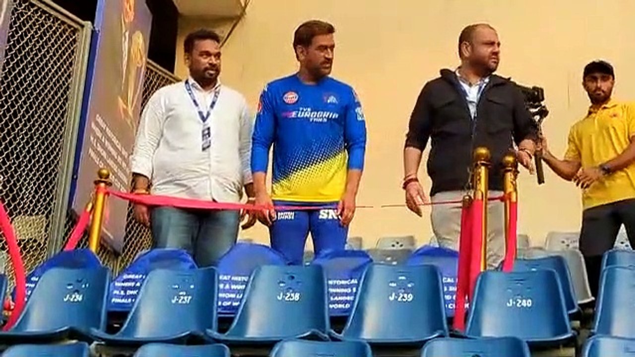 महेंद्र सिंह धोनी ने वर्ल्ड कप 2011 का विजयी सिक्सर लगाया था,  धोनी के शॉट् के कारण 6 रनों के लिए गयी बॉल जिस जगह गिरी थी, मुंबई क्रिकेट एसोसिएशन उस जगह मेमोरियल स्पॉट बना रहा है.. आज धोनी खुद इस जगह पर गए #Dhoni #MSDhoni #MSD #Thala #CSK #MIvsCSK