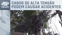 Fios soltos de postes em São Paulo atrapalham pedestres
