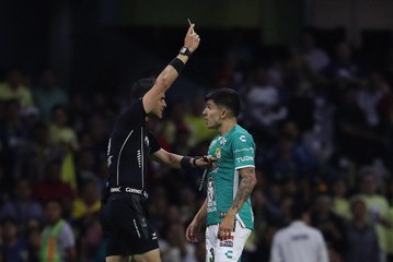  Un arbitre frappe un joueur en plein match !