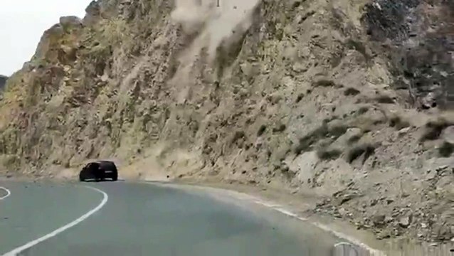 Une voiture échappe de peu à un glissement de terrain