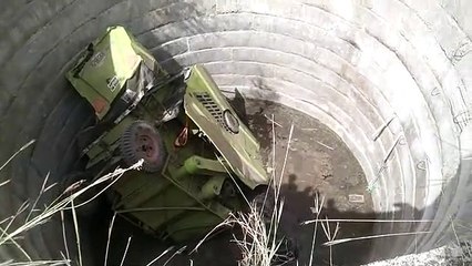 फसल काटते हुए बहका हार्वेस्टर मुंडेर तोड़ता हुआ कुएं में गिरा