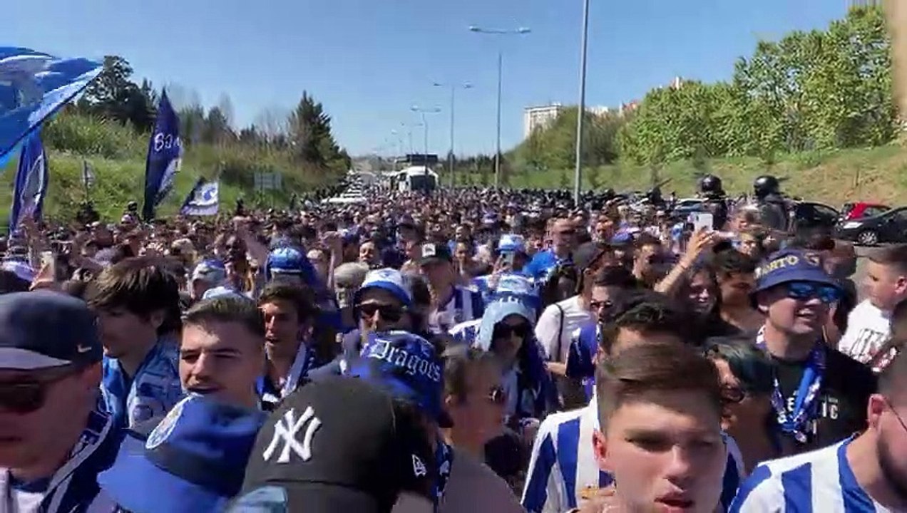 Milhares de adeptos do FC Porto a caminho do Estádio da Luz