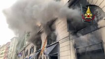 Densa nuvola di fumo per un incendio in un negozio a Genova