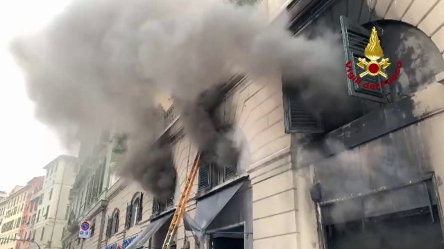 Densa nuvola di fumo per un incendio in un negozio a Genova