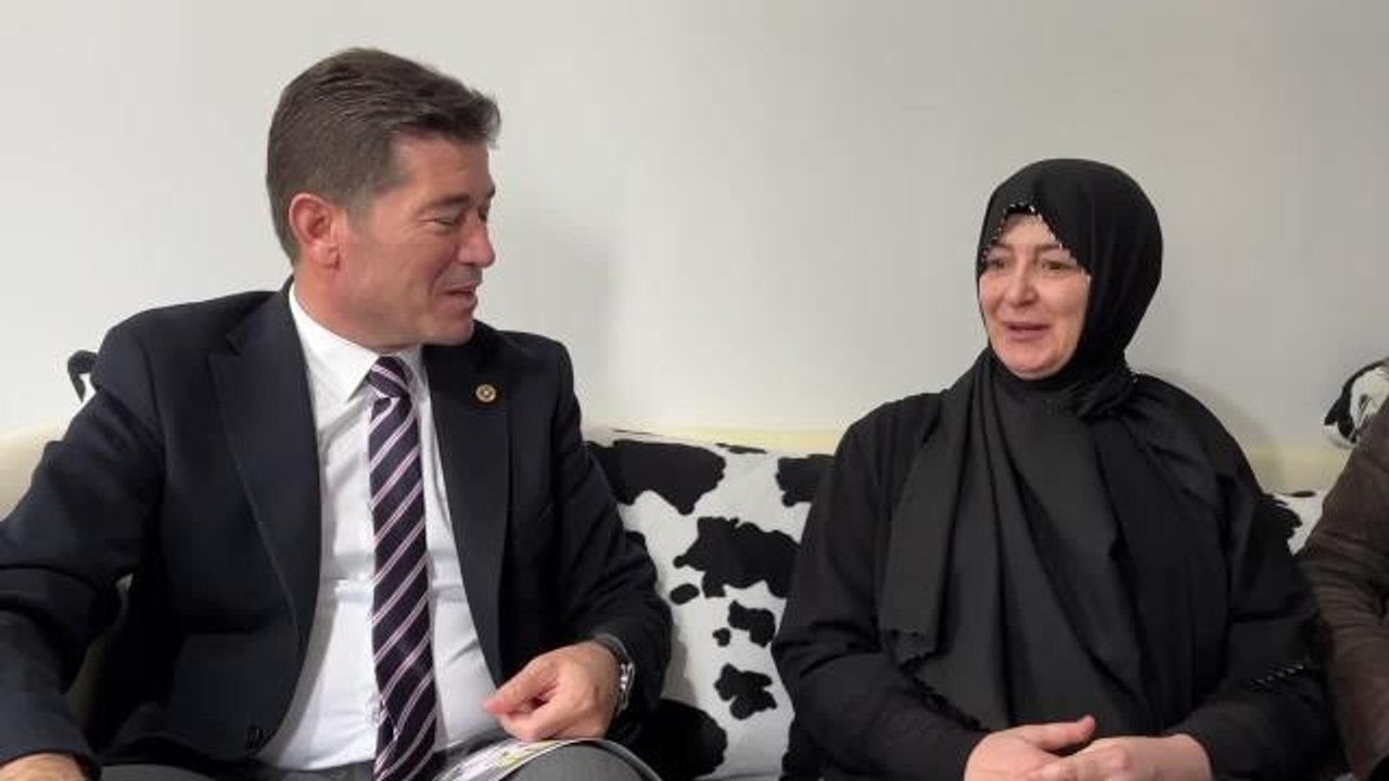 Kılıçdaroğlu'nun, 4 Nisan'da Trabzon'da Dinlediği Özlem Şahınoğlu: "İsmim Özlem Şahınoğlu. 'I' İle. Hiçbir Tiyatroda Yer Almadım. İkametgahım Burada.