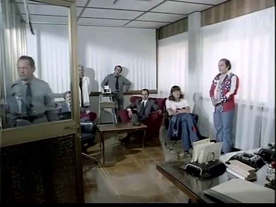 Lino Banfi Il cervello elettronico Alfonso Tomas - scene migliori divertenti dal film cult Il brigadiere Pasquale Zagaria ama la mamma e la polizia