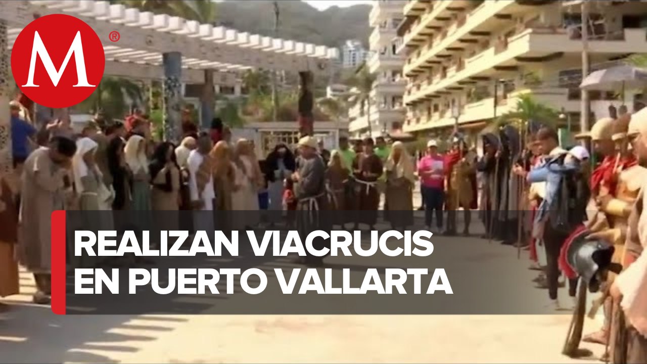 Turistas y habitantes de Puerto Vallarta asisten a la celebración del viacrucis