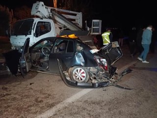 ORTA ŞERİTTE DURAN OTOMOBİLE ÇARPMAMAK İÇİN MANEVRA YAPTI, KARŞI ŞERİTTEKİ VİNCE ÇARPTI 2 ÖLÜ