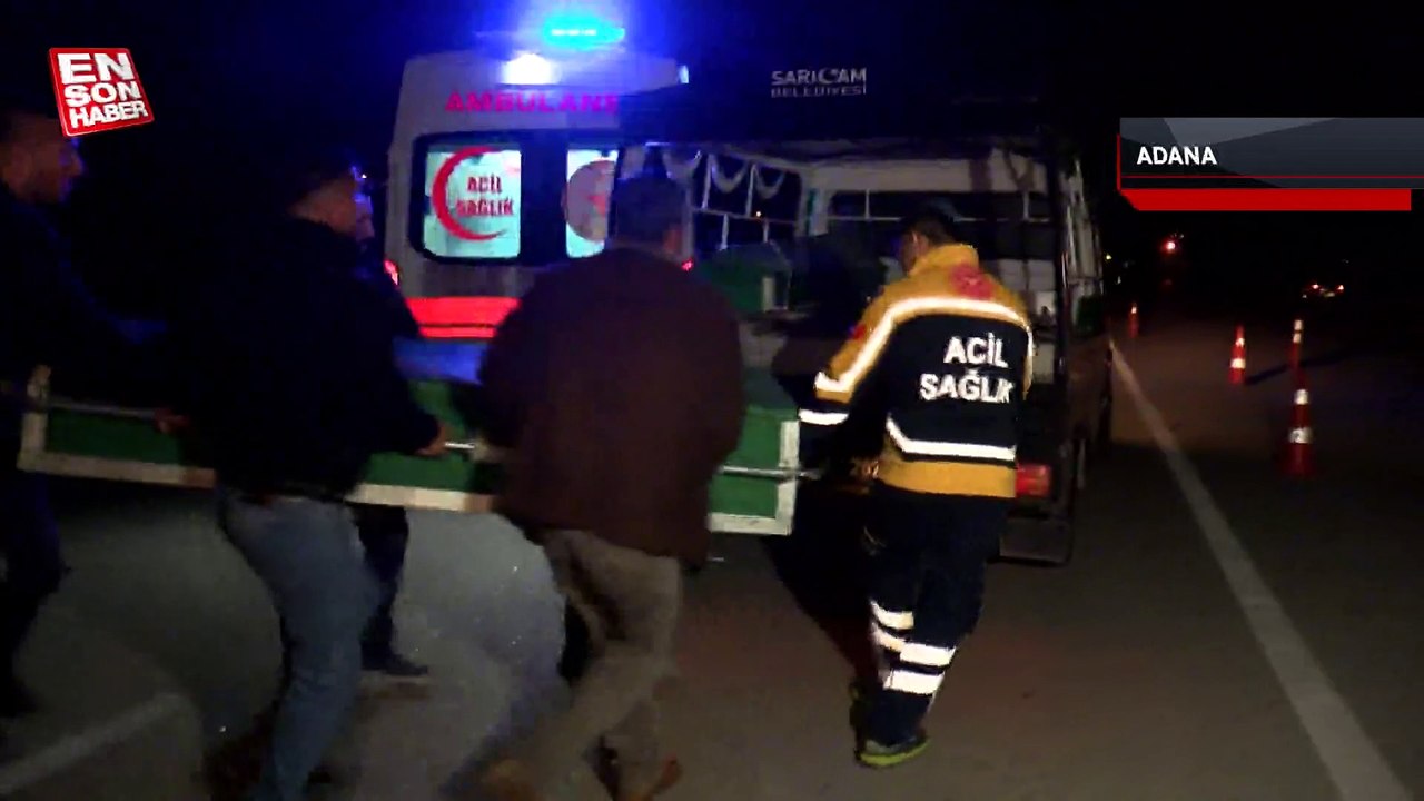 Adana'da orta şeritte duran otomobile çarpmamak için manevra yapan araç kaza yaptı: 2 ölü