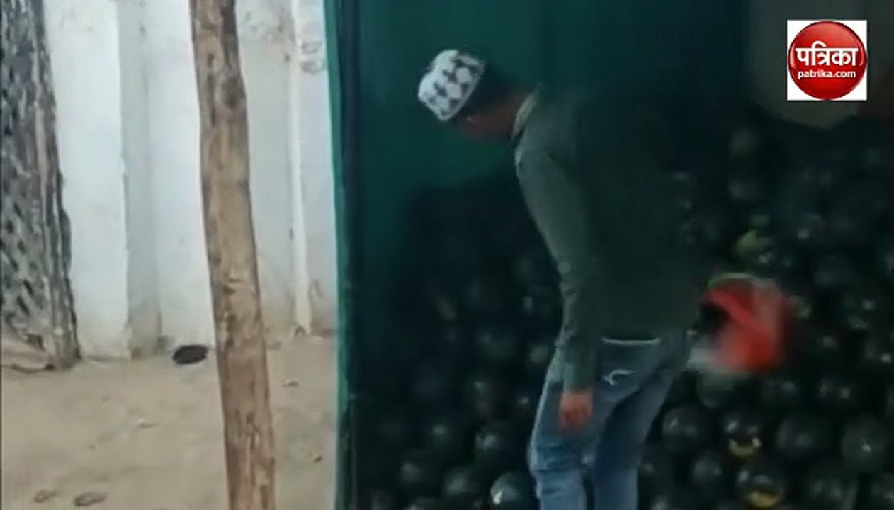 Video Story : झांसी में तिरंगे से तरबूज साफ करन...