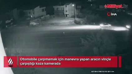 Otomobile çarpmamak için manevra yapan aracın vinçle çarpıştığı kaza kamerada