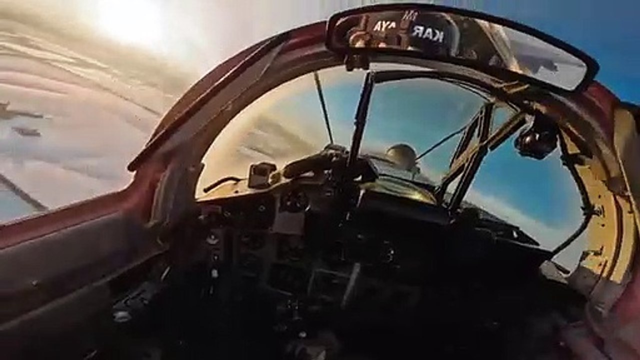 Piloto ucraniano mostra filmagens no interior de um caça de combate