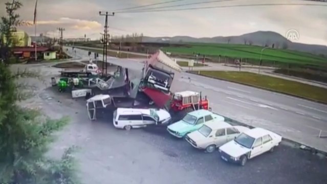 Devrilen TIR'ın çok sayıda araca çarpması güvenlik kamerasında