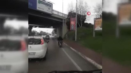 Bursa'da motosikletli canını hiçe sayarak merdiveni böyle taşıdı