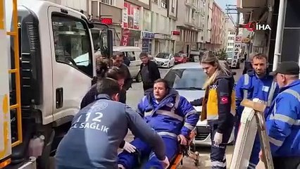 Çöp kamyonu ile kamyonet çarpıştı: Belediye işçisi yaralandı