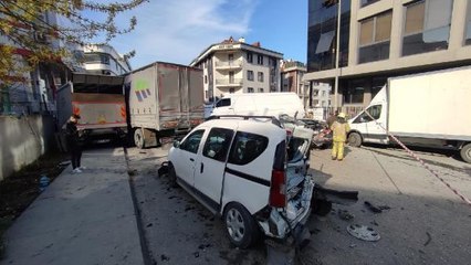 BAĞCILAR'DA KAMYON 6 ARACI BİÇTİ; KAZA ANI KAMERAYA YANSIDI