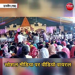 पंडित प्रदीप मिश्रा की कथा में दे-दनादन