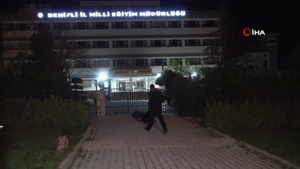 Lojman isteyen memur, sokağa yatak yorgan attı