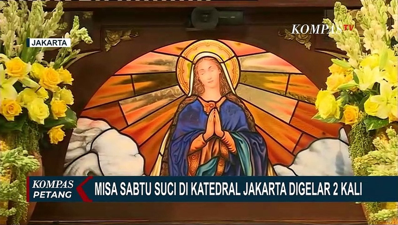 Suasana Misa Malam Paskah di Gereja Katedral Jakarta