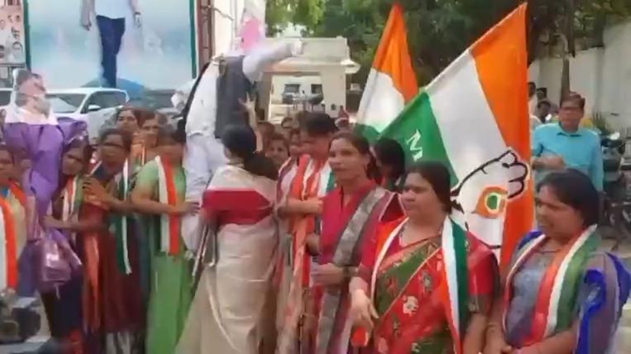 జడ్చర్ల: గాంధీ భవన్ లో భగ్గుమన్న కాంగ్రెస్ మహిళలు