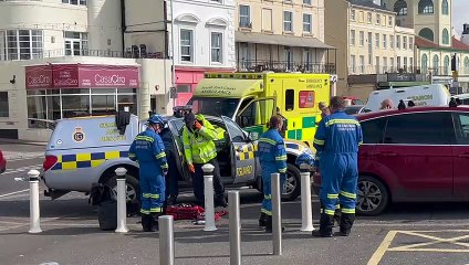 Descargar video: Watch emergency response after paraglider 'crashed into the water off Worthing Pier'