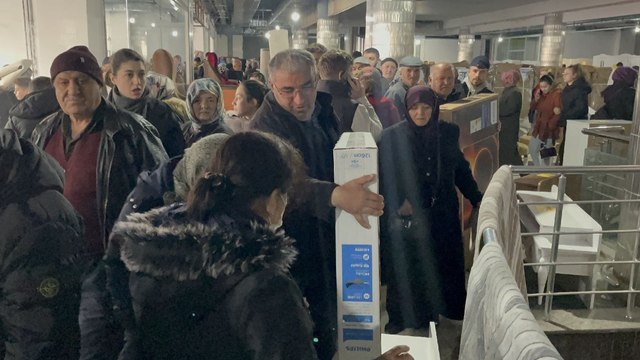 Sivas’ta mağazada indirim izdihamı