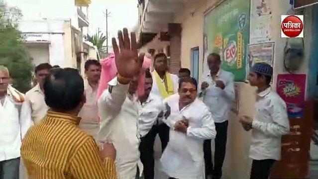 Video Story : क्रय-विक्रय चुनाव में नॉमिनेशन करने पहुंचे बीजेपी नेता आपस में भिड़े, वीडियो वायरल