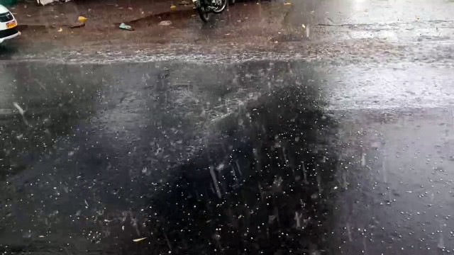 दोपहर में अचानक मौसम हुआ खराब, शहर में तेज हवा और तेज बारिश के साथ गिरे ओले
