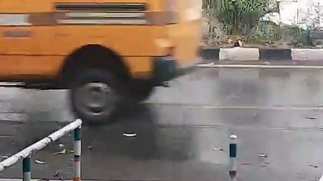 दस मिनट की बारिश ने सड़कों पर जमा किया पानी, 200 क्षेत्रों में एक घंटे तक बंद रही बिजली