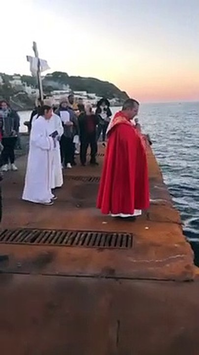 Panarea, il parroco Giovanni Longo dedica la processione del “Venerdì Santo” ai migranti morti a Crotone