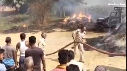 वैशाली: गेहूं लदी पिकअप वैन में अचानक लगी भीषण आग, लाखों की संपत्ति हुआ स्वाहा