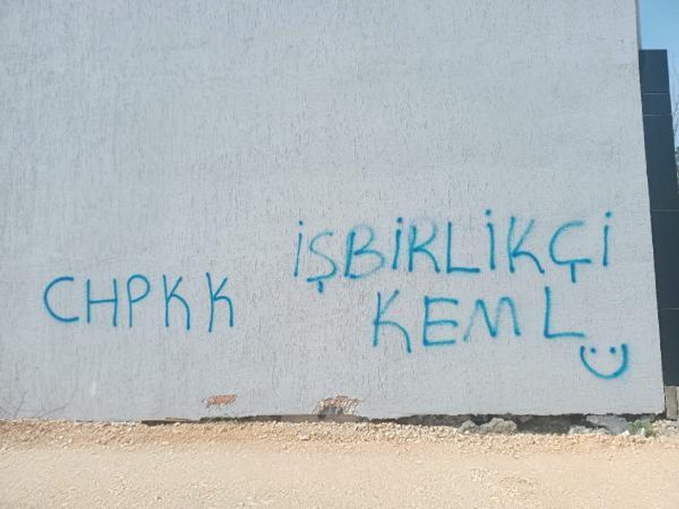 CHP NİLÜFER İLÇE BAŞKANLIĞI BİNASINA SPREY BOYALI SALDIRI