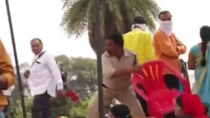 प्रदीप मिश्रा की कथा सुनने आए भक्तों के साथ पुलिस ने की अभद्रता,वीडियो हुआ वायरल