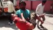अलीगढ़: स्वास्थ्य सेवा की फिर खुली पोल, घायल बच्चे को नही मिला स्ट्रेचर