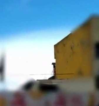 VÍDEO: Criança é flagrada andando em janela de sobrado; assista