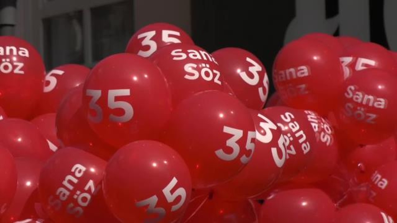 İzmir'de CHP'li Gençlerden Balonlu Eylem: "15 Mayıs Sabahı 'Günaydın Yaşamak' Diye Haykıracağız Hep Birlikte…"