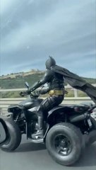 Batman a bordo di un quad in Sardegna