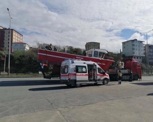TIR'LA TAŞINAN TEKNE ÜZERİNDE BAŞINI ÜST GEÇİDE ÇARPIP, ÖLDÜ