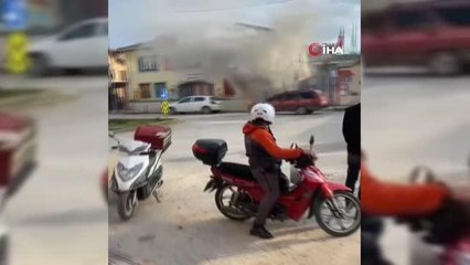 Скачать видео: Bursa'da seyir halindeki otomobil alevlere teslim oldu