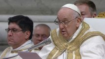 El papa pide no perder esperanza en tiempos de guerra en la Vigilia Pascual