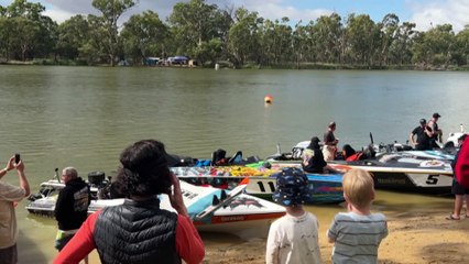 Spectators line Murray River to watch speedboat race
