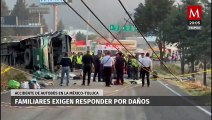 Familiares de víctimas piden a Flecha Roja hacerse responsable tras volcadura en la México-Toluca