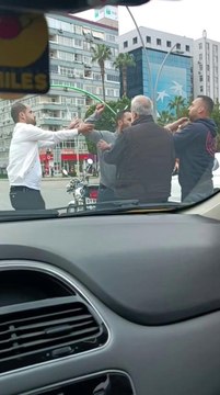 Trafikte yol verme tartışmasında bıçaklı saldırı cep telefonu kamerasında