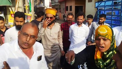 वार्ड में पहुंचे पार्षद को लोगों ने घेरा, कहा काम नहीं कराया तो इधर नहीं आना