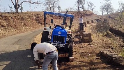 सुरक्षा दीवार होने के कारण घाटी से नीचे गहरी खाई में गिरने से बचा