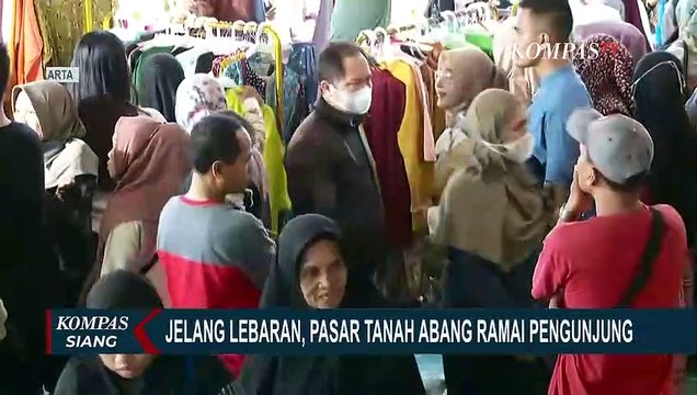 Lebaran Sebentar Lagi, Pengunjung Rela Desak-desakan Beli Pakaian di Pasar Tanah Abang