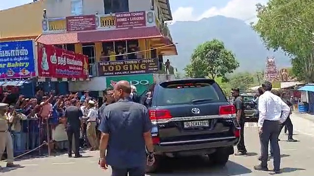 watch : தமிழக மக்களின் அன்பால் திளைத்துப்போன மோடி... திடீரென சாலையில் இறங்கி வந்து இன்ப அதிர்ச்சி கொடுத்தார்