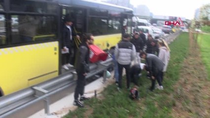 ATAŞEHİR'DE İETT OTOBÜSÜ İLE BARİYER ARASINDA SIKIŞAN MOTOSİKLETLİ YARALANDI