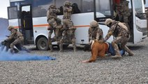 Kars'ta özel harekat polislerinden nefes kesen tatbikat! Operasyon gerçeği aratmadı